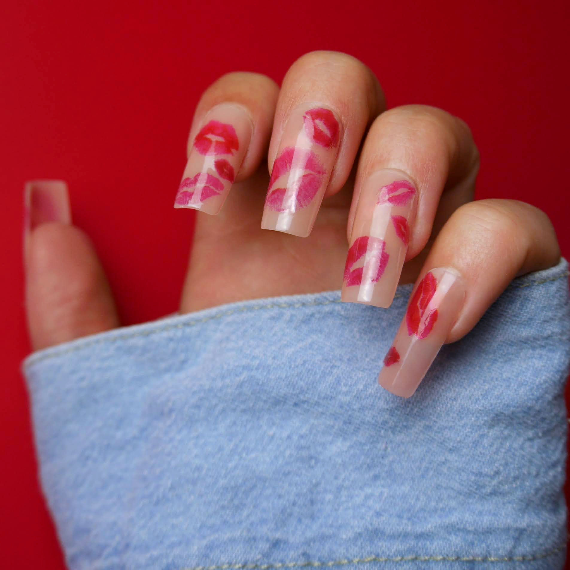 Press on nails : faux ongles personnalisables et faits main, sur mesure. Nail art bisous rouges saint valentin