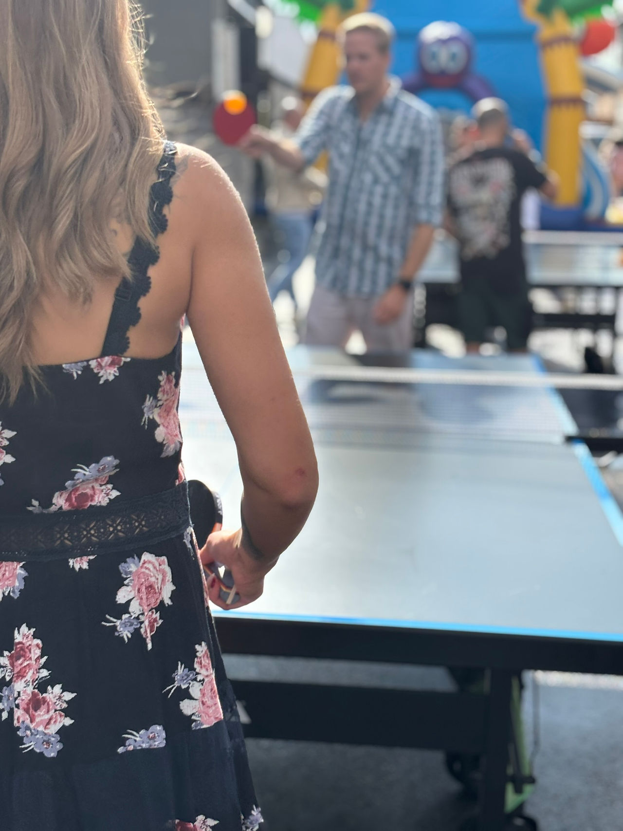 Deinzer's colleagues play table tennis