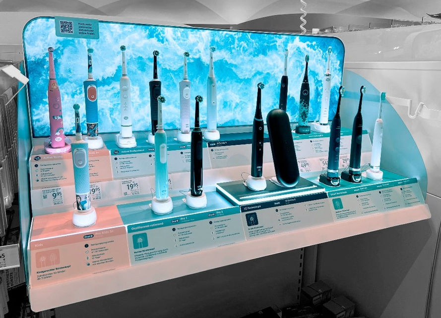 Elektrische Zahnbürsten auf beleuchtetem Display in einem Fachgeschäft für Elektronikprodukte