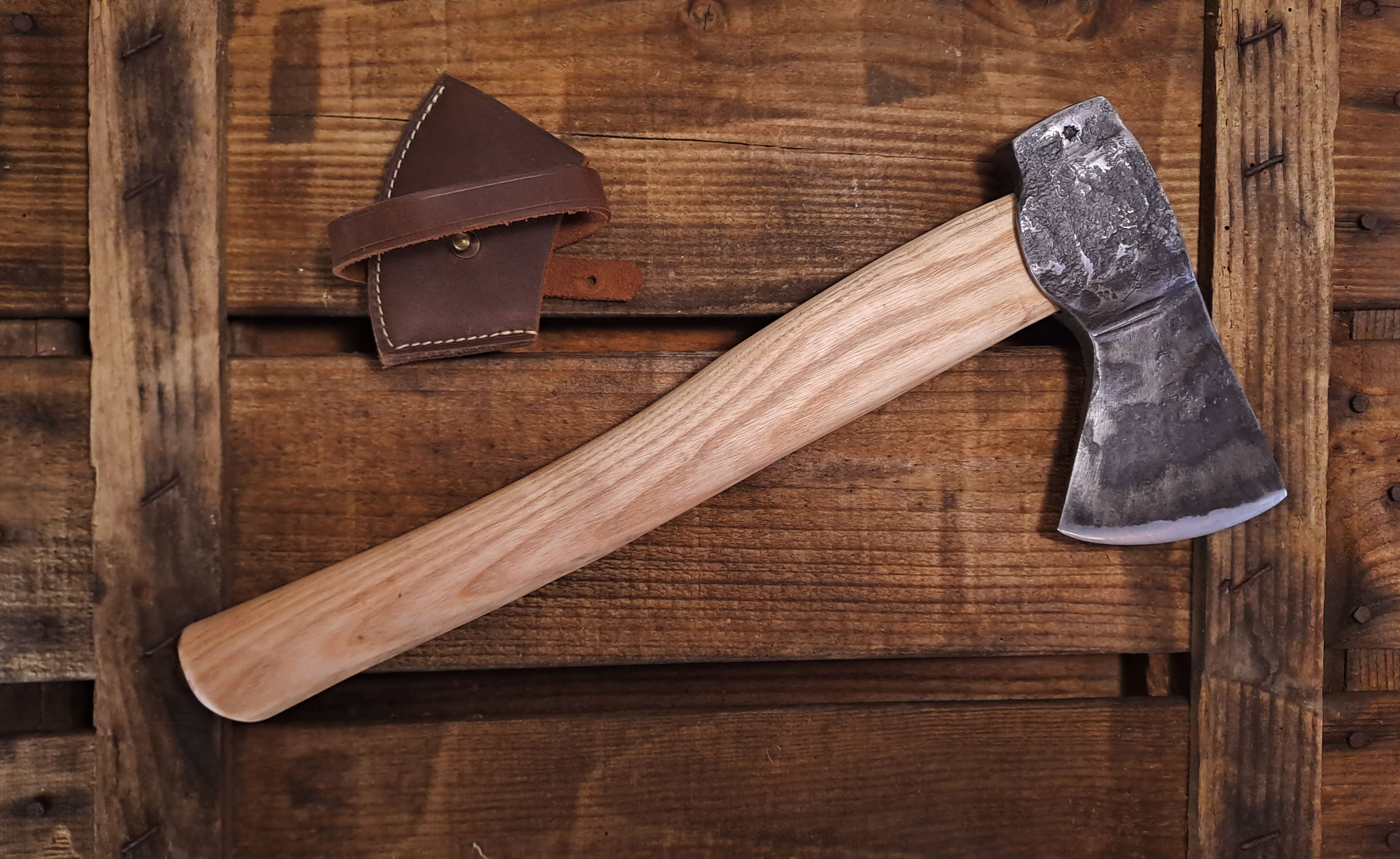 Hachette polyvalente, étui cuir