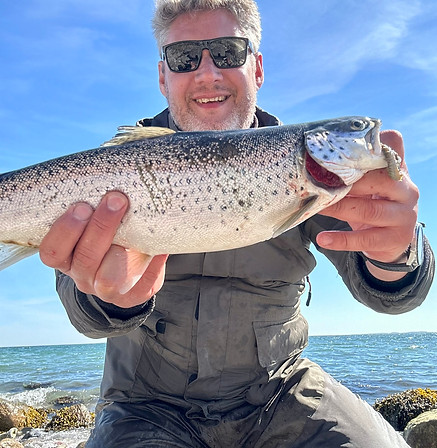 Fiskeguide Lars Nielsen holder en stor havørred