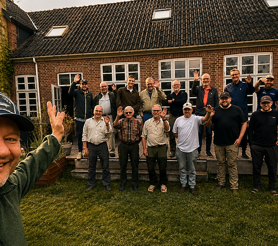Lars guider en gruppe af lystfiskere på fisketur