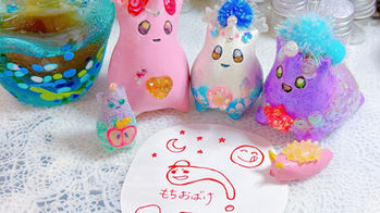 もちおばけ😋
2025.08.10
くらぁけん！のアトリエにて。




宇宙　art うちぅじん　うちうじん くらぁけん！　red blue 赤　青　ピンク　黄色 yellow イエロー 風水
 白 white 木 絵 黒 black drawing  ミント green グリーン 緑 ファンタジー  angel fantasy  cosmic star 星 虹 rainbow オーロラ aurora キラキラ pink shiny shine gold キラキラ beads ビーズ レトロ 昭和 UMA つちのこ 都市伝説 SF 未来  アレンジ 可愛い 原宿 渋谷 かわいい ラッキー ハッピー デザート 美味しい  キャラクター ゆるキャラ  オレンジ  絵 ホログラム ブラウン 茶 花 flower
透明 clear 銀 silver クリスタル crystal 青 blue ブルー パール pearl  ホワイト アクア aqua 空 sky  kawaii  heart ハート navy 紺 ネイビー 思い出 キウイ メロン kiwi melon フルーツ fruit 丸 惑星 地球 小さな世界 small world サイバー cyber  東京 ネオン レトロ シティポップ うちうじん 宇宙人 UFO 未確認生命体 未確認飛行物体  レトロ 
cyber サイバー カラフル
夏 
