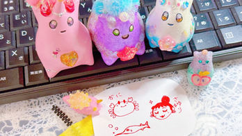 かに　さゆり　さより
2025.08.3
くらぁけん！のアトリエにて。




宇宙　art うちぅじん　うちうじん くらぁけん！　red blue 赤　青　ピンク　黄色 yellow イエロー 風水
 白 white 木 絵 黒 black drawing  ミント green グリーン 緑 ファンタジー  angel fantasy  cosmic star 星 虹 rainbow オーロラ aurora キラキラ pink shiny shine gold キラキラ beads ビーズ レトロ 昭和 UMA つちのこ 都市伝説 SF 未来  アレンジ 可愛い 原宿 渋谷 かわいい ラッキー ハッピー デザート 美味しい  キャラクター ゆるキャラ  オレンジ  絵 ホログラム ブラウン 茶 花 flower
透明 clear 銀 silver クリスタル crystal 青 blue ブルー パール pearl  ホワイト アクア aqua 空 sky  kawaii  heart ハート navy 紺 ネイビー 思い出 キウイ メロン kiwi melon フルーツ fruit 丸 惑星 地球 小さな世界 small world サイバー cyber  東京 ネオン レトロ シティポップ うちうじん 宇宙人 UFO 未確認生命体 未確認飛行物体  レトロ 
cyber サイバー カラフル
夏 