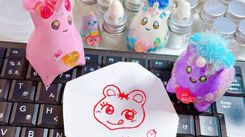 くらぁけん！お気に入りのペンでの本日の落書きだよ～(゜▽゜)
2025.07.13
くらぁけん！のアトリエにて。


宇宙　art うちぅじん　うちうじん くらぁけん！　red blue 赤　青　ピンク　黄色 yellow イエロー 風水
 白 white 木 絵 黒 black drawing  ミント green グリーン 緑 ファンタジー  angel fantasy  cosmic star 星 虹 rainbow オーロラ aurora キラキラ pink shiny shine gold キラキラ beads ビーズ レトロ 昭和 UMA つちのこ 都市伝説 SF 未来  アレンジ 可愛い 原宿 渋谷 かわいい ラッキー ハッピー デザート 美味しい  キャラクター ゆるキャラ  オレンジ  絵 ホログラム ブラウン 茶 花 flower
透明 clear 銀 silver クリスタル crystal 青 blue ブルー パール pearl 白 white ホワイト アクア aqua 空 sky  kawaii  heart ハート navy 紺 ネイビー 思い出 キウイ メロン kiwi melon フルーツ fruit 丸 惑星 地球 小さな世界 small world サイバー cyber  東京 ネオン レトロ シティポップ うちうじん 宇宙人 UFO 未確認生命体 未確認飛行物体  レトロ 
cyber サイバー カラフル
夏 赤ペン
