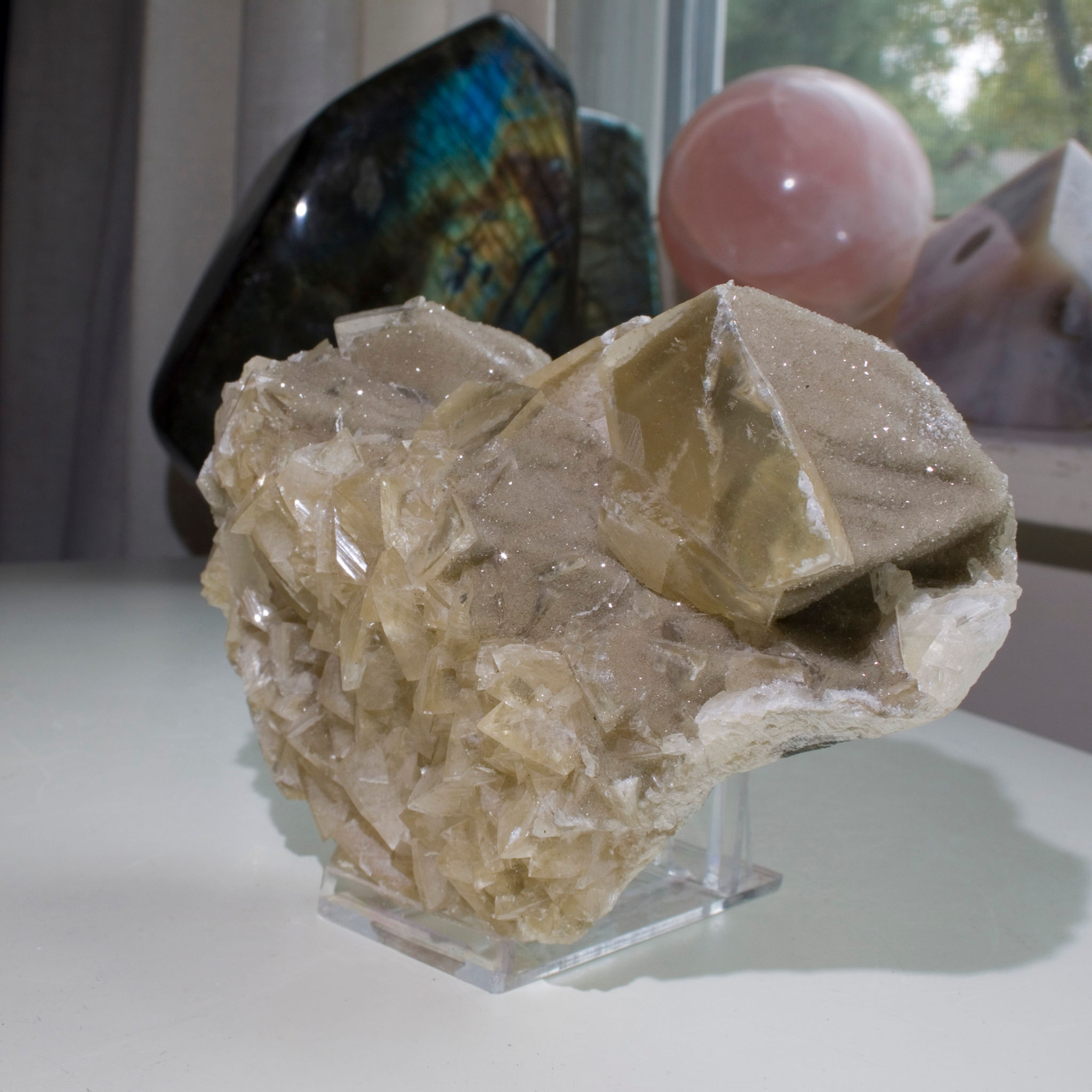 One of the rarest minerals from the region, Powellite is also one of the few minerals from the Deccan Traps that fluoresces!