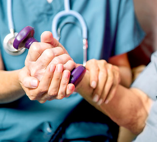 Medizinisches Fachpersonal, das den Patienten unterstützt