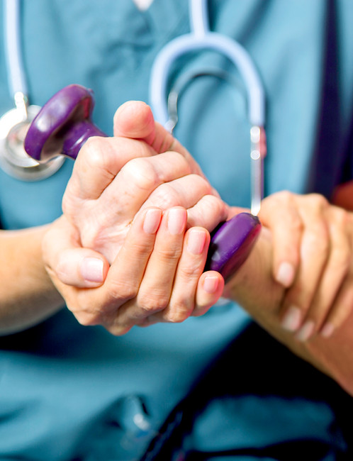 Patient avec l'infirmière des soins de santé