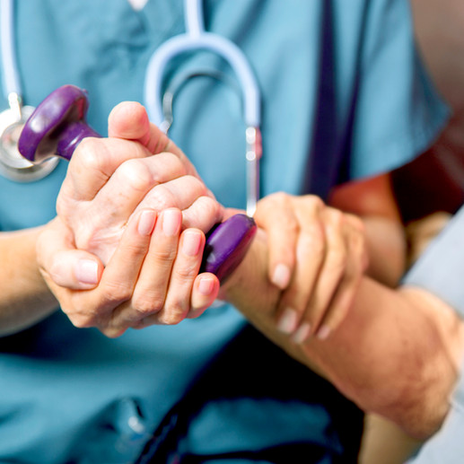 Patient avec l'infirmière des soins de santé