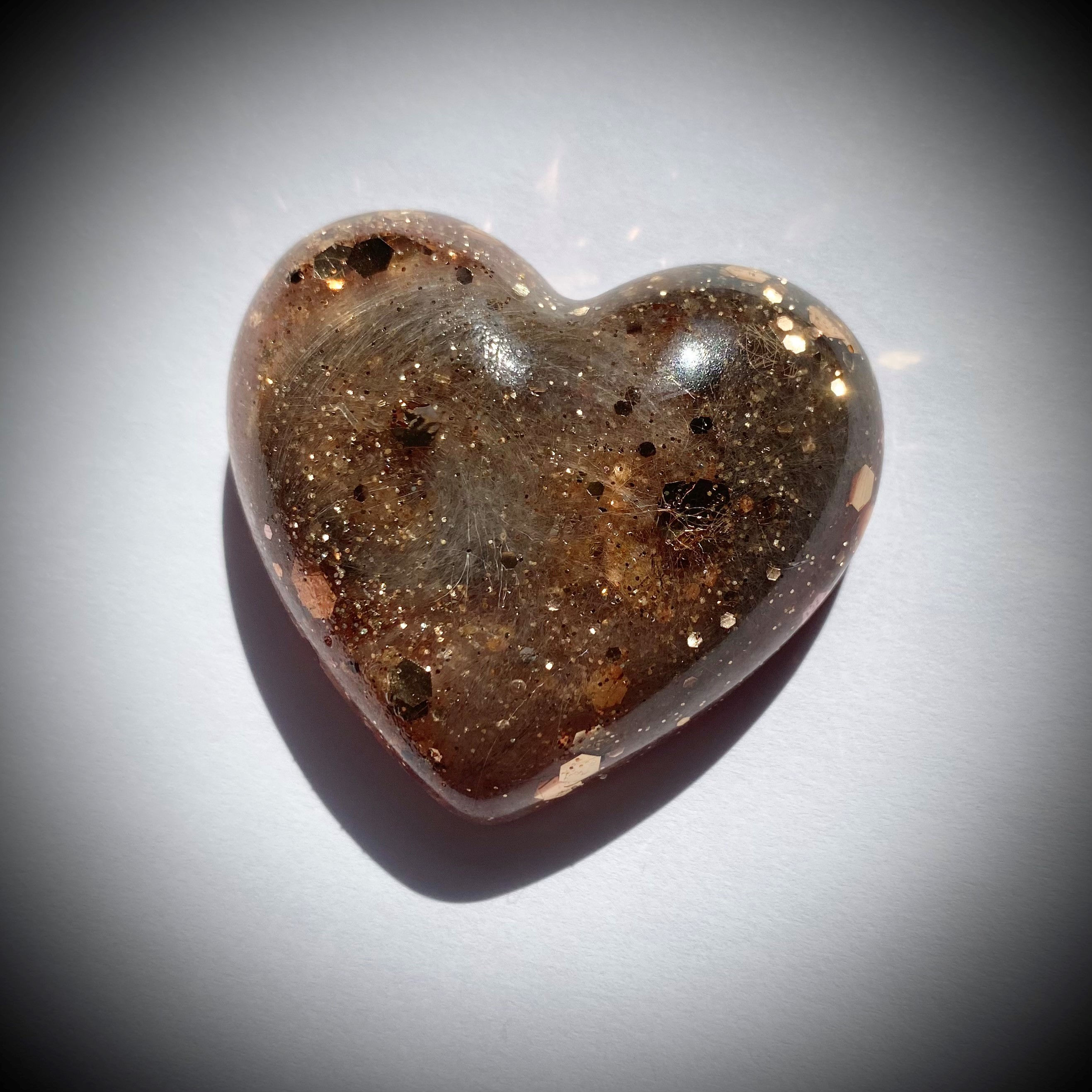 Reliquaire en résine avec cendres ou poils.