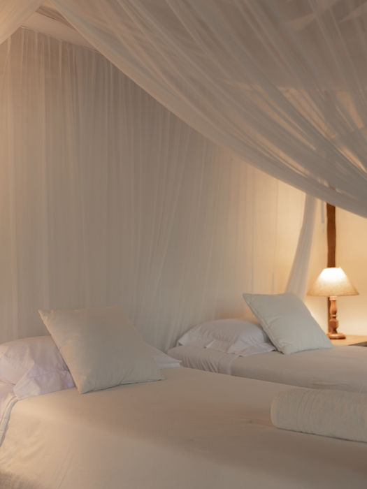 Quarto com duas camas de solteiro