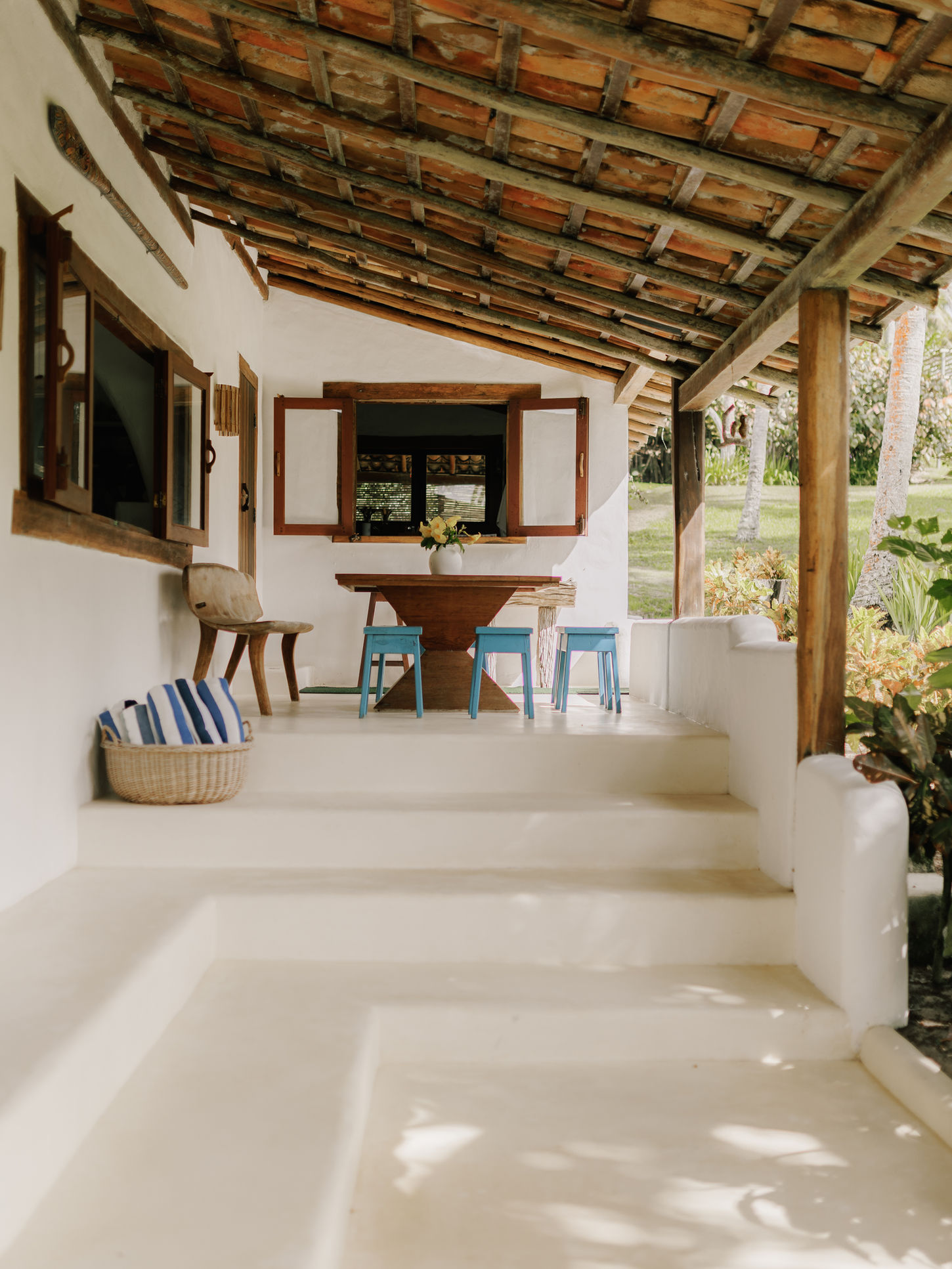 Área externa com mesa na Casa da Praia