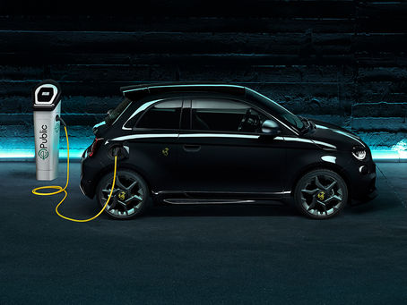 Scopri la nuova Abarth 500e: city car elettrica compatta, sportiva, tecnologica e connessa