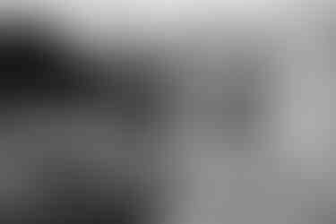 Spící muž u fontány v parku