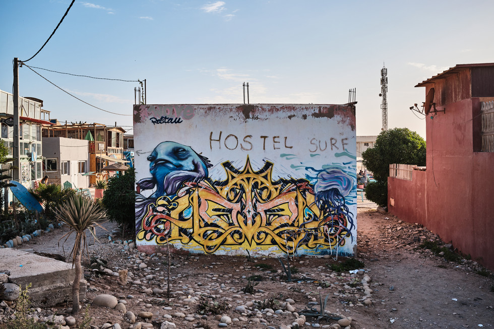 Grafitti na venkovní stěně hostelu