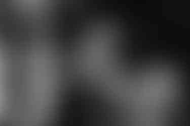 Usmívající se žena se svým spícím dítětem na zádech