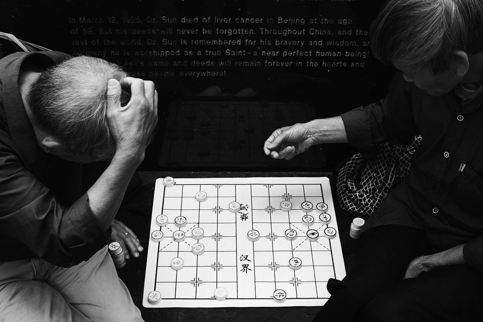 Dva muži hrají dámu v Chinatownu