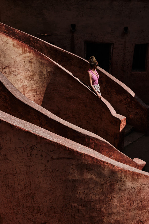 Žena schází po schodech Domu otroků v Dakaru