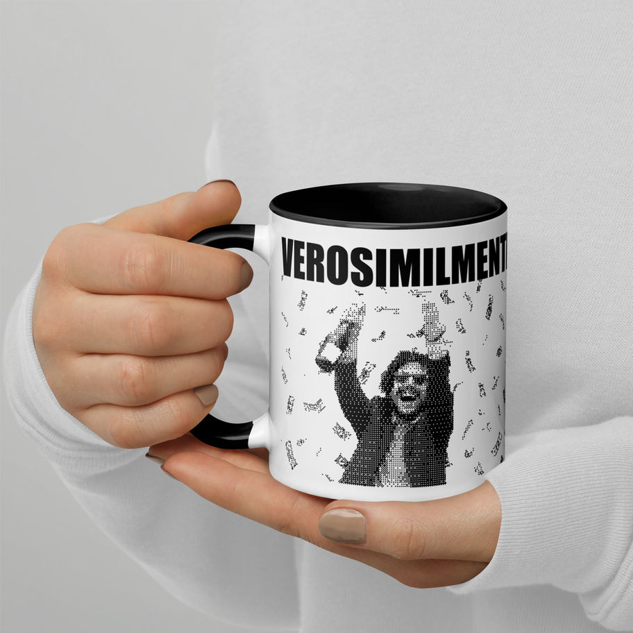 Tazza con stampa "VEROSIMILMENTE" e uomo che festeggia.