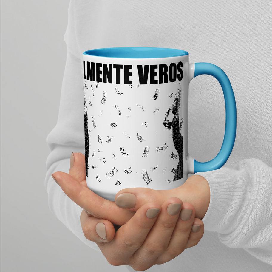Tazza da caffè con scritta "LMENTE VEROS" e pioggia di denaro