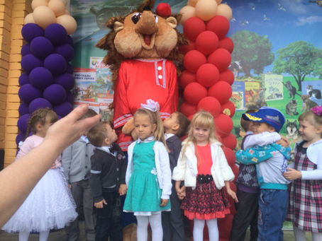 1.09.2015г. наша маленькие артисты выступили на школьной линейке!