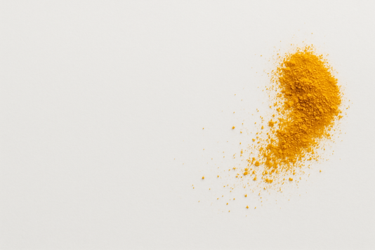 Gewürze auf weißem Hintergrund