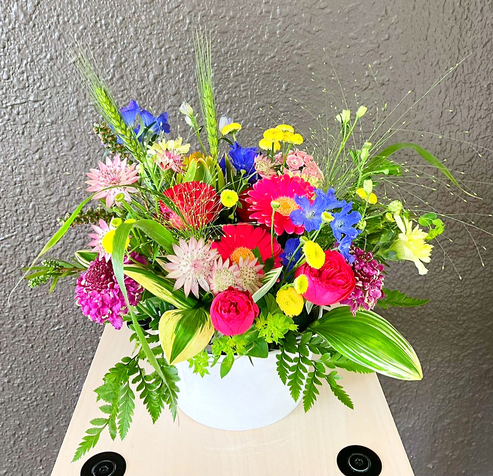 鷺沼の花屋maltheが制作したアレンジメントMサイズ。季節の花をバランスよくまとめた中型のフラワーアレンジ。