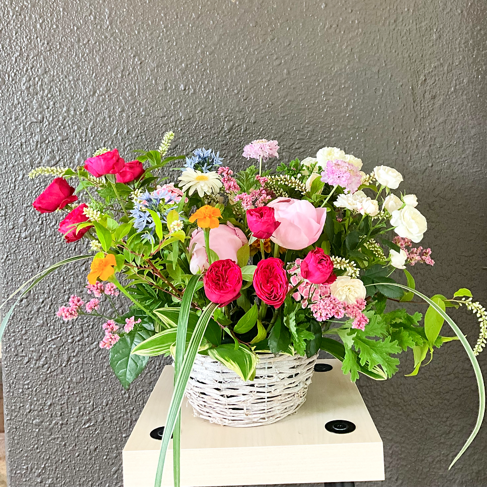 鷺沼の花屋maltheが制作したアレンジメントLサイズ。ピンク系の花を中心に華やかにまとめた大きめのフラワーアレンジ。