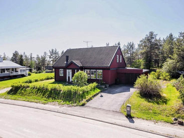Rött hus med vita knutar
