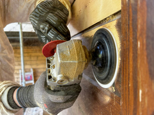 Nahaufnahme einer Maschine beim Schleifen von Holz.