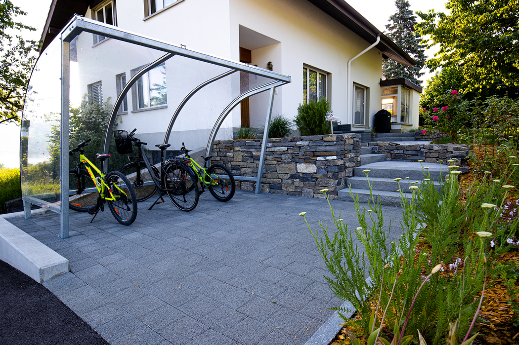 Modernes Haus mit Fahrradunterstand und Gartenanlage