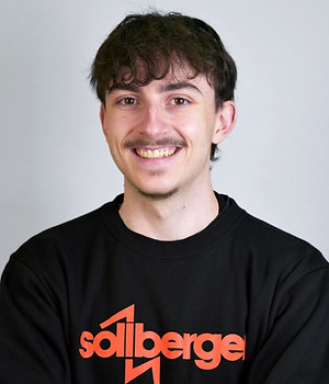 Lächelnder junger Mann mit Schnurrbart.