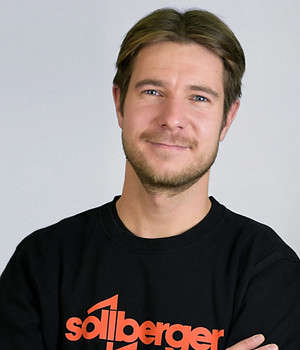 Mann mit Söllberger-Shirt, lächelt mit verschränkten Armen.