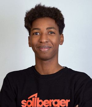 Lächelnder junger Mann im schwarzen Söllberger-Shirt