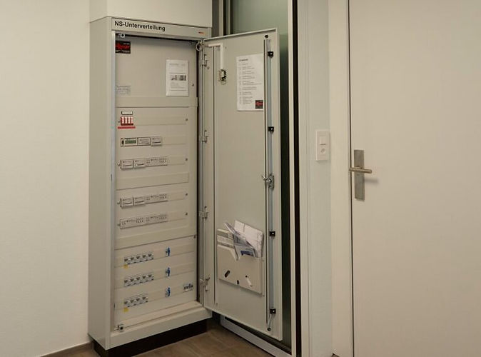 Geöffneter Verteilerschrank