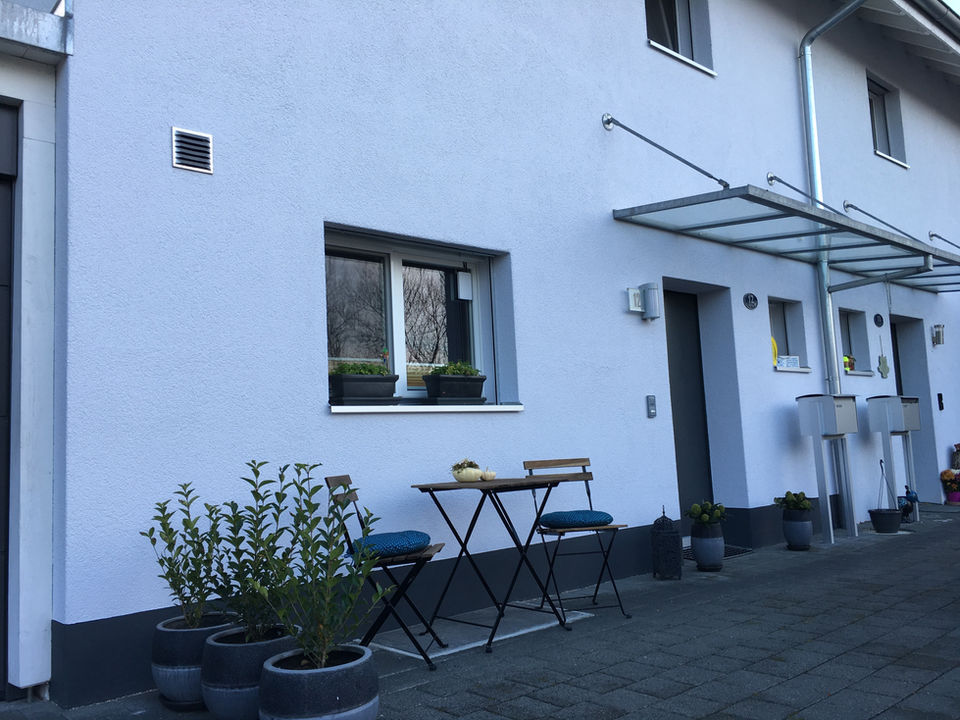 Weisse Fassade von einem Haus