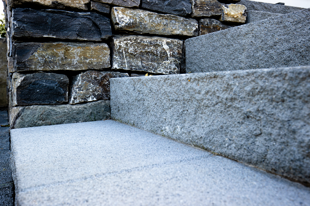 Steinstufen und eine Natursteinmauer
