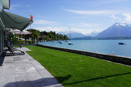 Naturstein Sitzplatz am Thunersee