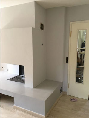 Moderner Innenraum mit hellen Waenden und Einbauschrank.