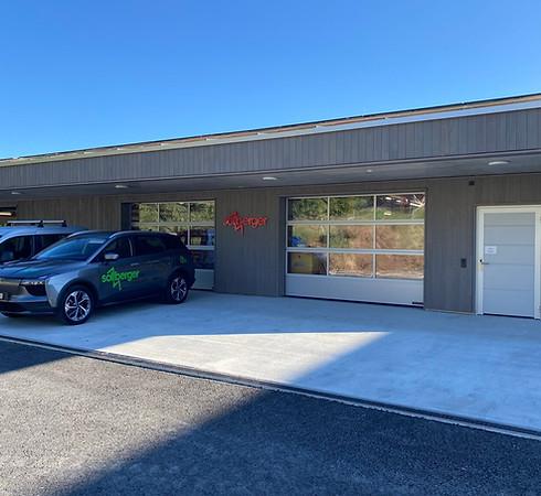 Sollberger Elektro AG Gebäude in Spiez mit Firmenfahrzeugen