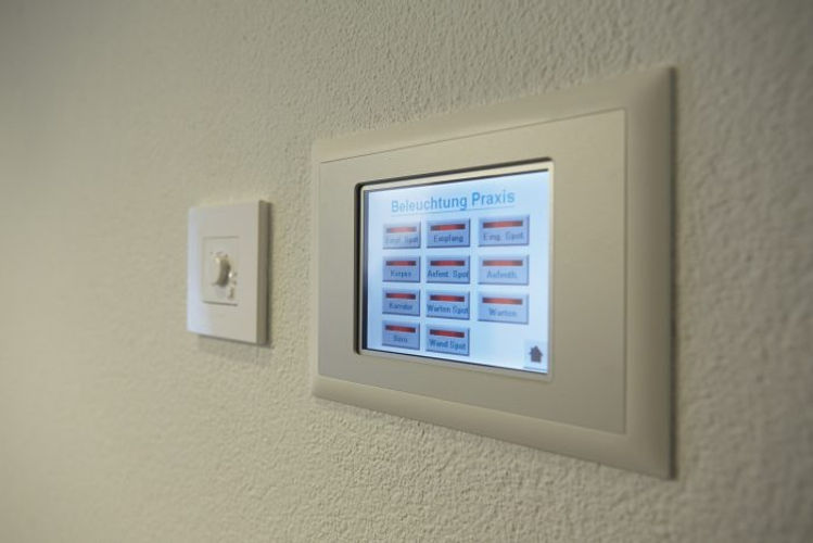 Wandmontiertes Steuerungspanel mit Digitalanzeige