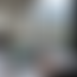 Escritorio con documentos de nómina, laptop y calculadora frente a una avenida de Monterrey con tráfico denso, camiones urbanos saturados y autos particulares en fila. La imagen transmite la idea de que el caos vial y el transporte saturado afectan la operación y la puntualidad en las pymes.