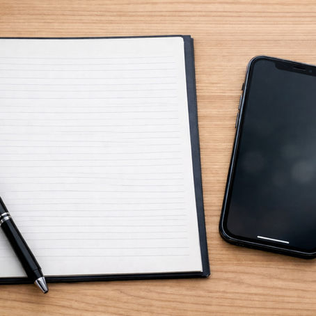 Una libreta y un celular