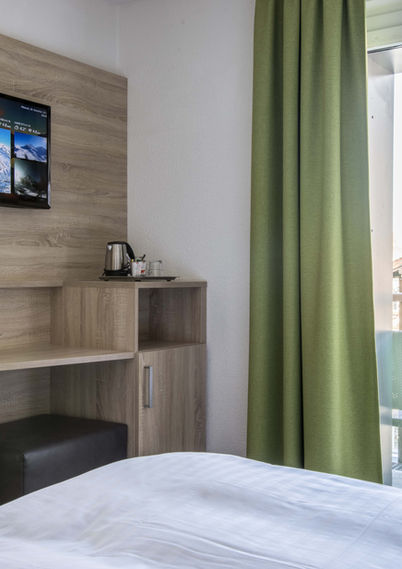 Balcony with a view of the Mischabel mountain range in the single room with grand lit