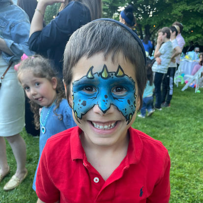 niño, con, monstruo, pintura de la cara, sonriente