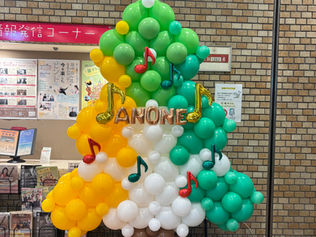 コンサート会場ロビーに、クリスマスオブジェ🎄