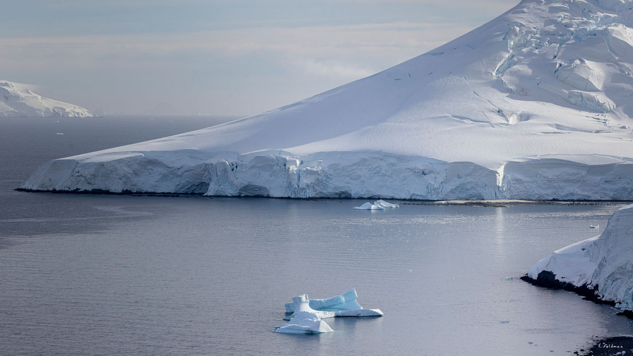 Vista panorámica de la costa montañosa nevada y el mar en LA ANTÁRTICA.
