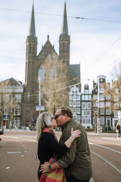 Kiss in front of church – proposal photoshoot in the heart of Amsterdam