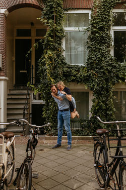 Happy couple in Amsterdam love photoshoot