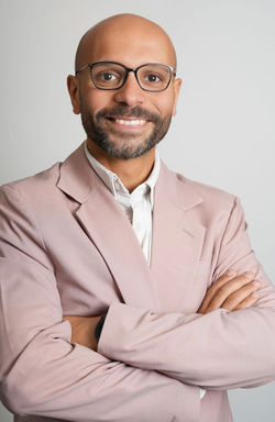 Confident male headshot with arms crossed in pale suit – Amsterdam business headshot photographer